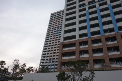 周辺は、高層ビルが立ち並ぶ近代的住宅地域